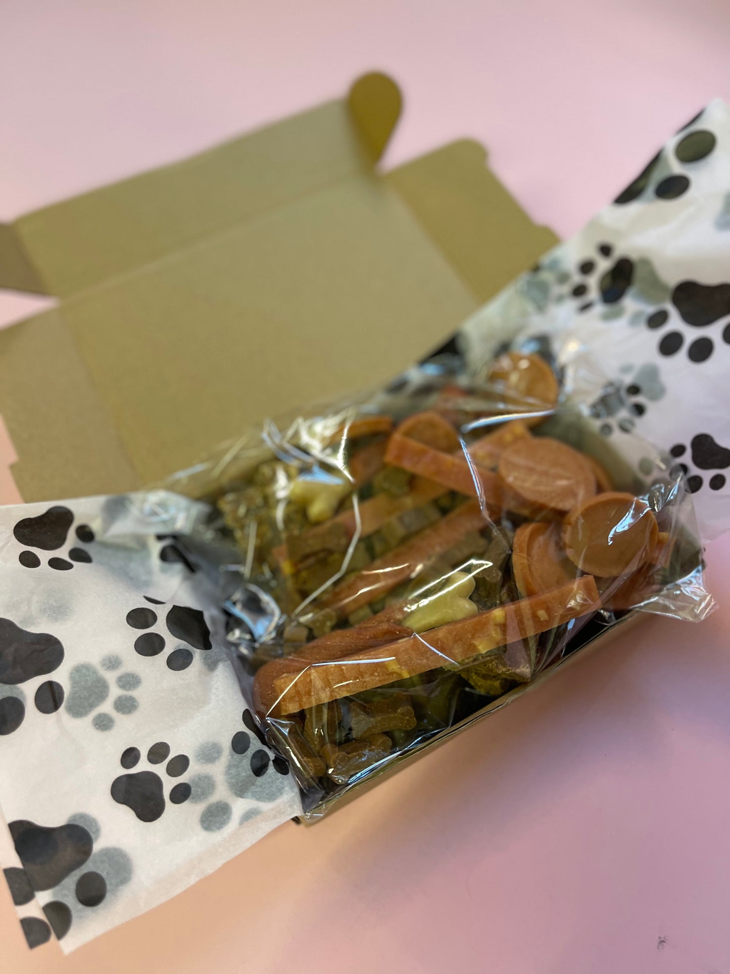 Any Dog Breed – Personalised Christmas Dog Treat Box – Festive Puppy Treats – Dog Xmas Gift Box – Dogs Christmas Present